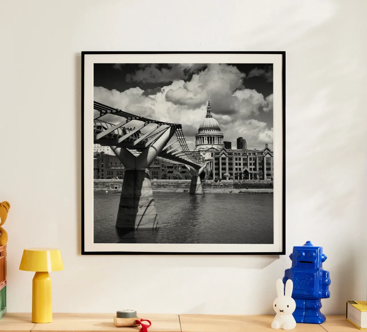 LONDRA Ponte del Millennio e Cattedrale di St Paul | Monochrom poster con telaio in plastica da Melanie Viola
