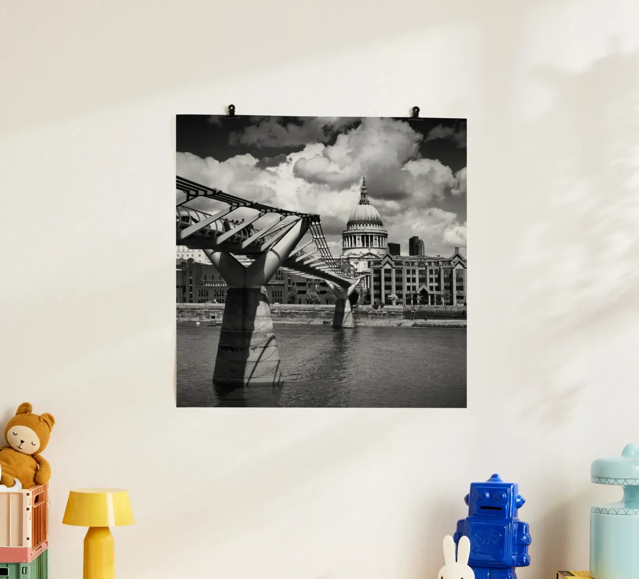 LONDRA Ponte del Millennio e Cattedrale di St Paul | Monochrom poster con telaio in plastica da Melanie Viola