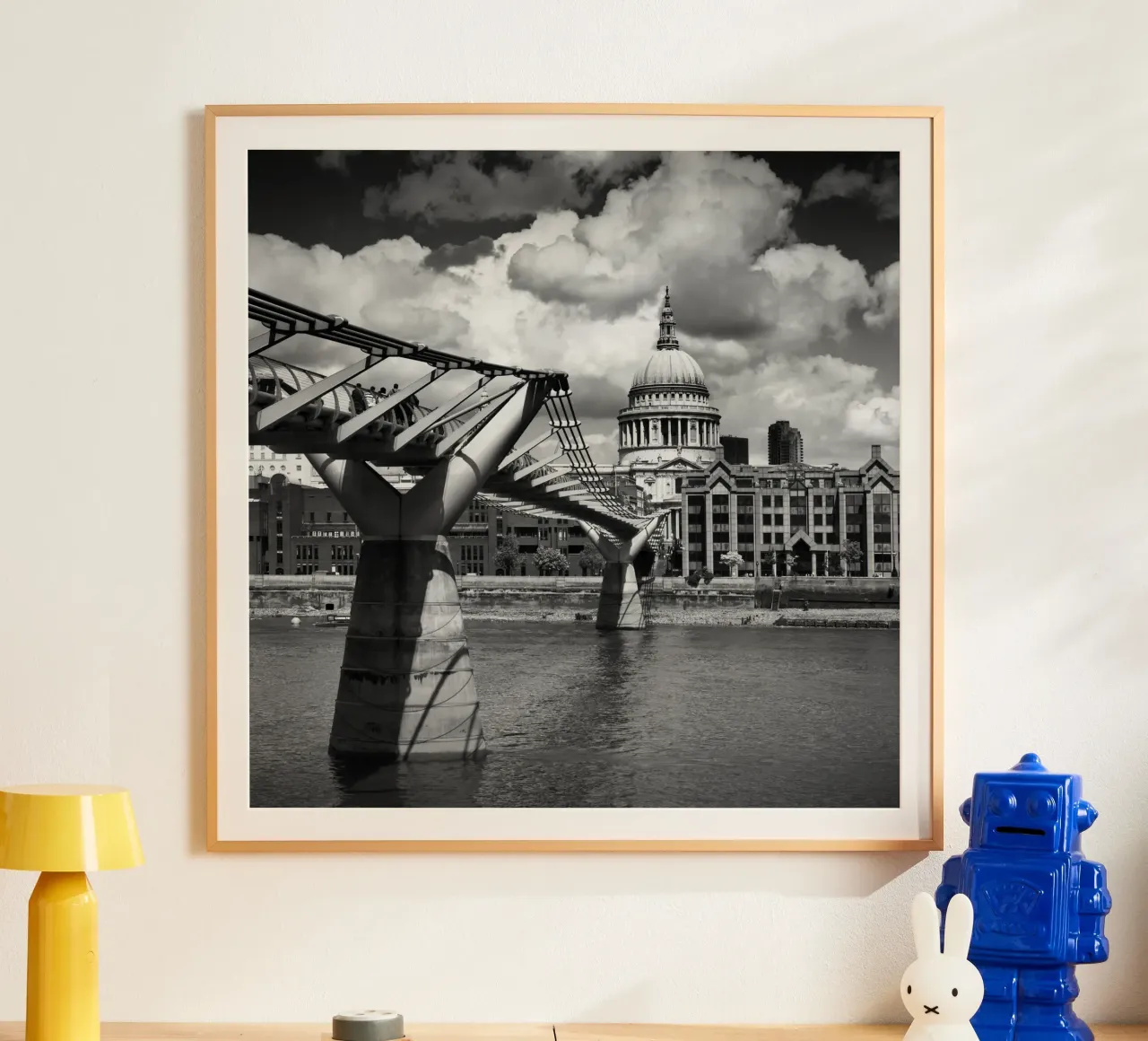 LONDRA Ponte del Millennio e Cattedrale di St Paul | Monochrom poster con telaio in plastica da Melanie Viola