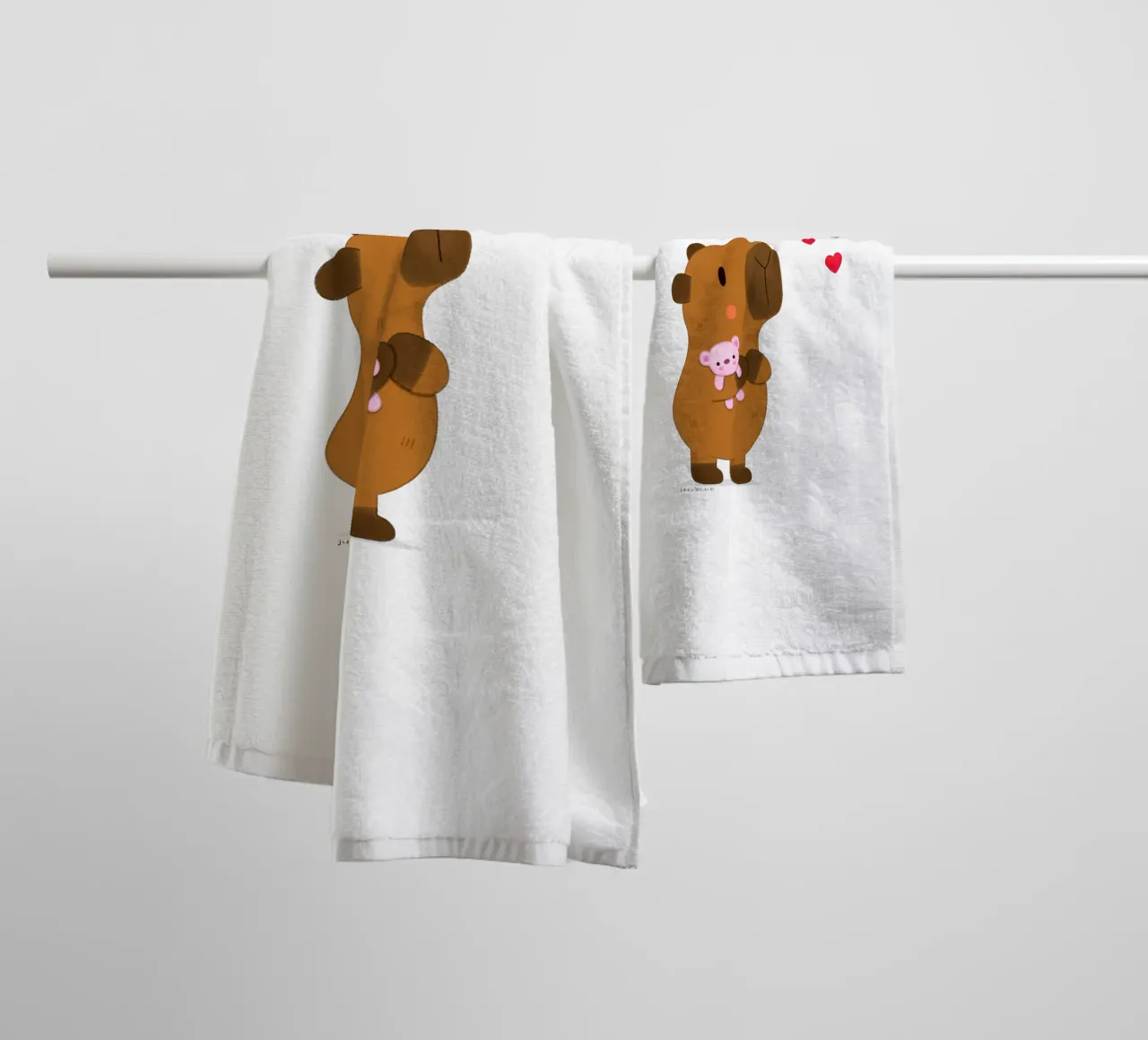 Capybara liebt Teddybär Handtuch von julianamotzko