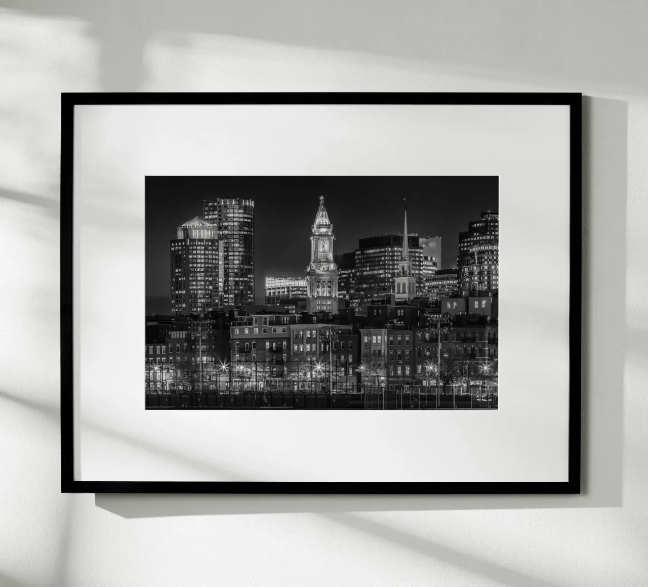 BOSTON Abendliche Skyline von North End & Financial District Poster mit Holzrahmen von Melanie Viola