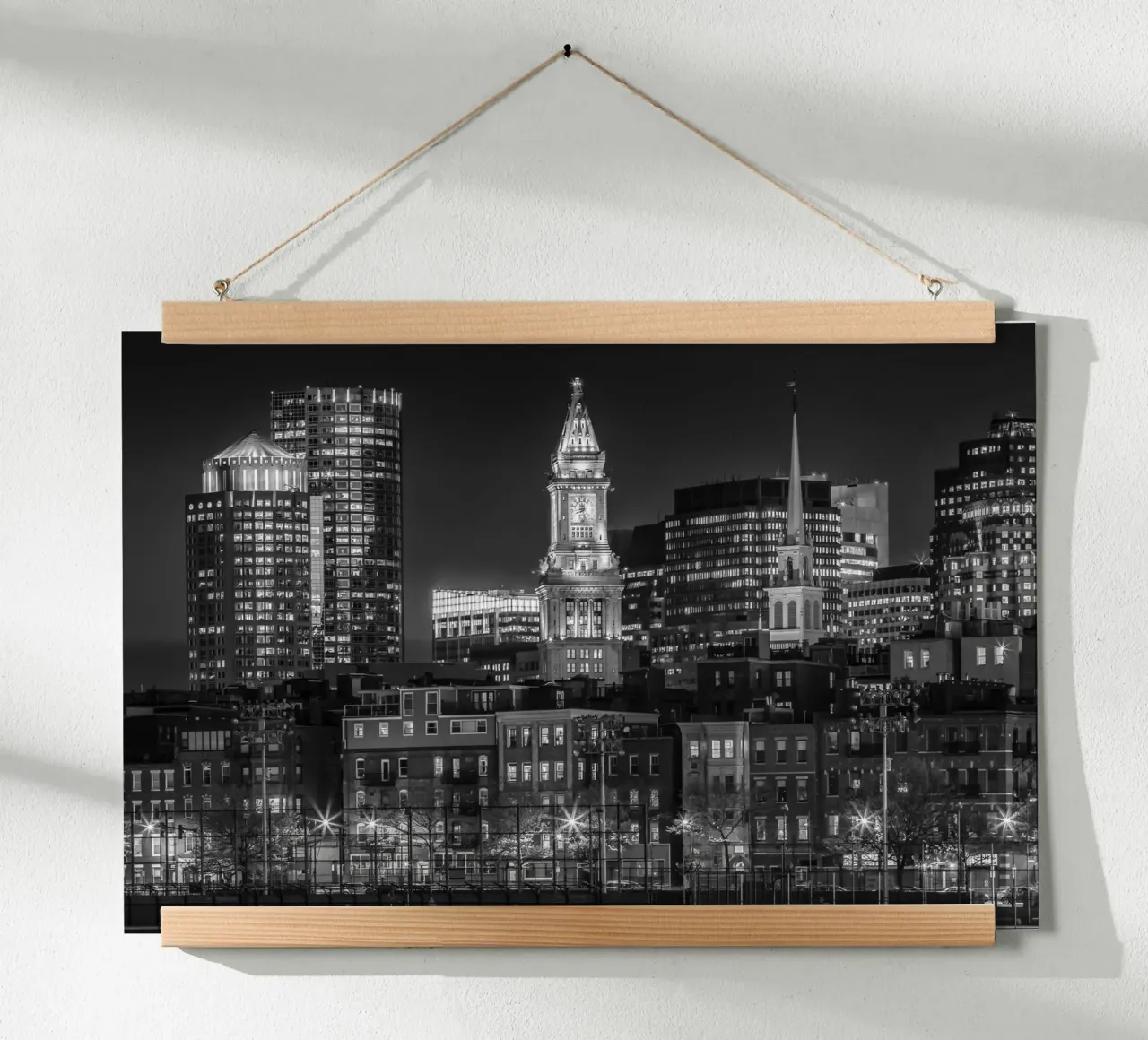 BOSTON Abendliche Skyline von North End & Financial District Poster mit Holzrahmen von Melanie Viola