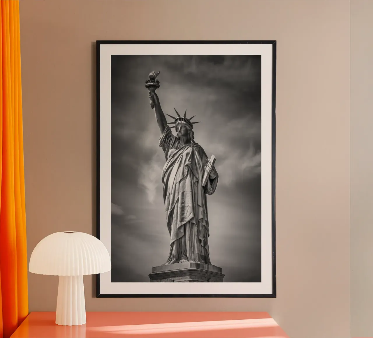 NEW YORK CITY Statua della Libertà poster con telaio in plastica da Melanie Viola