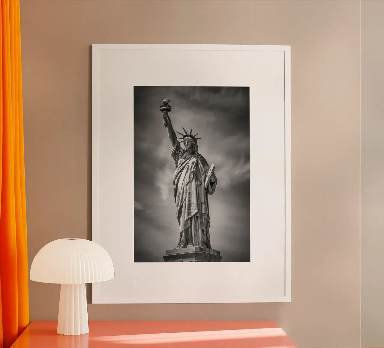 NEW YORK CITY Statua della Libertà poster con telaio in plastica da Melanie Viola