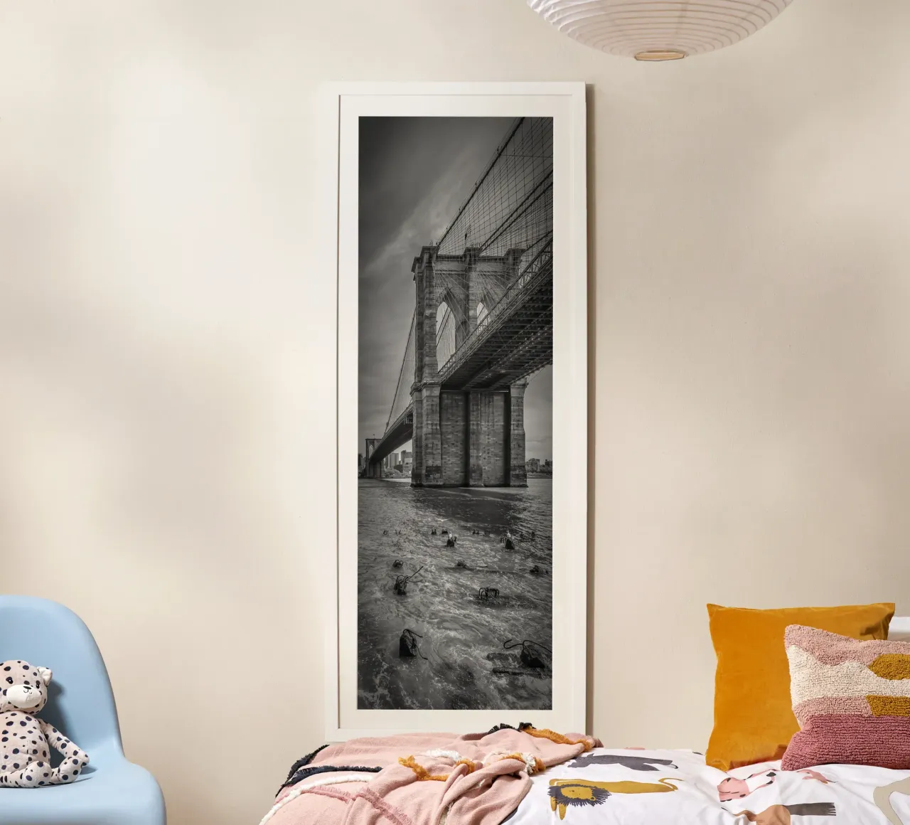 NEW YORK CITY Ponte di Brooklyn | Panorama verticale poster con telaio in plastica da Melanie Viola