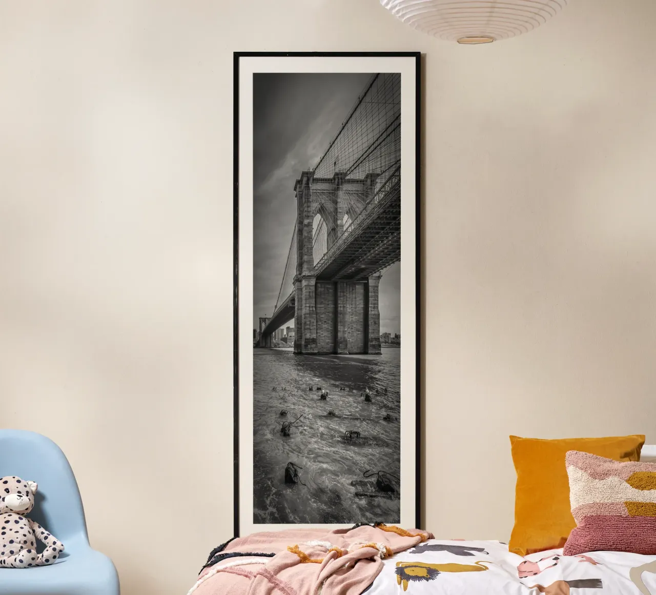 NEW YORK CITY Ponte di Brooklyn | Panorama verticale poster con telaio in plastica da Melanie Viola
