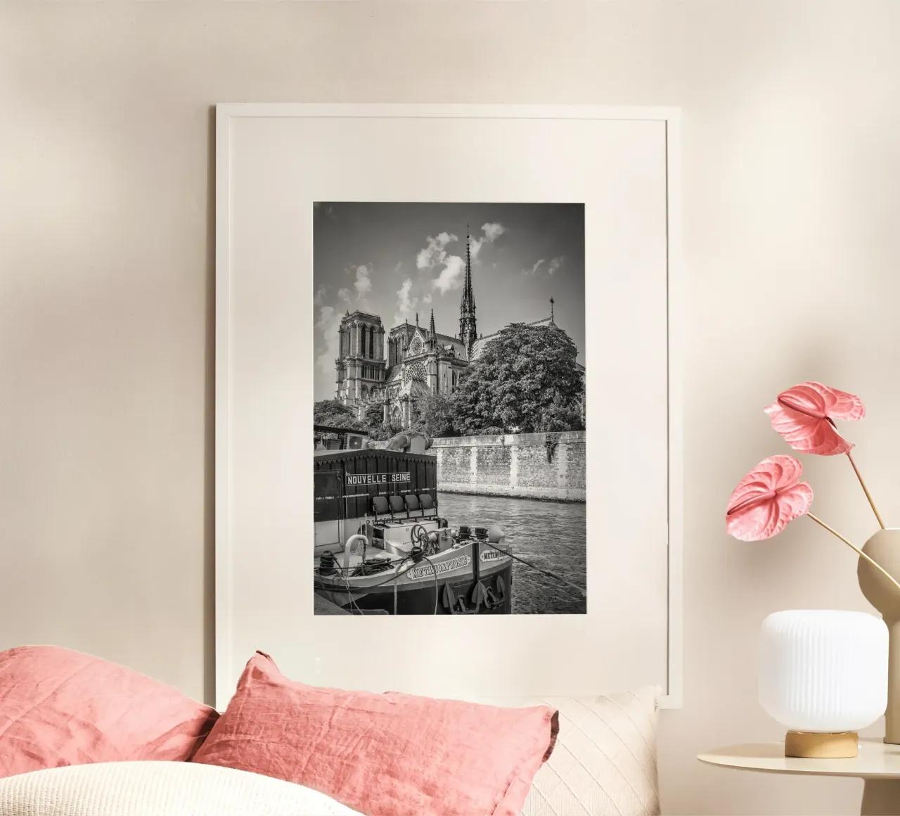 PARIS Kathedrale Notre-Dame | Monochrom poster avec cadre en bois de Melanie Viola