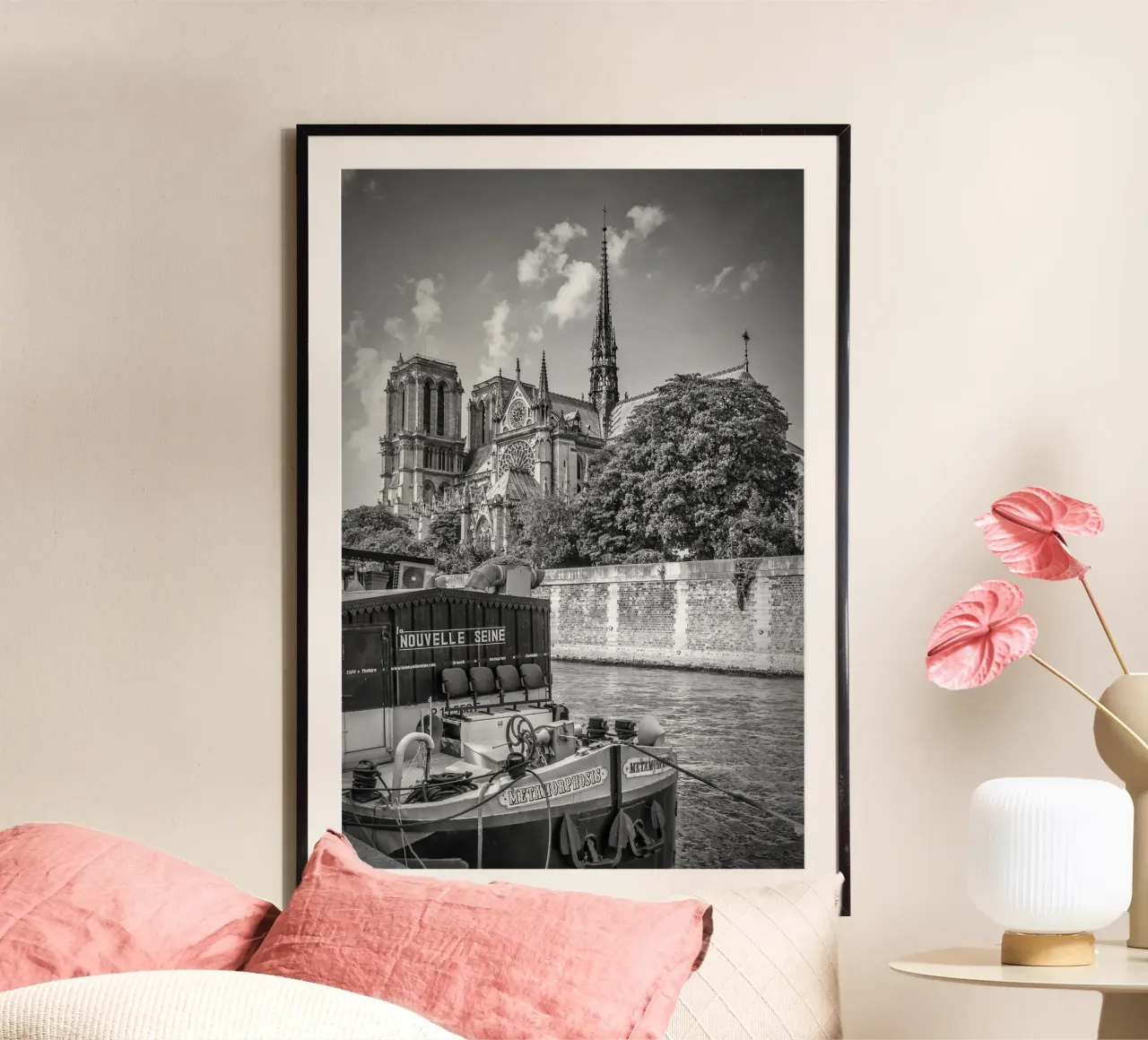 PARIS Kathedrale Notre-Dame | Monochrom poster avec cadre en bois de Melanie Viola