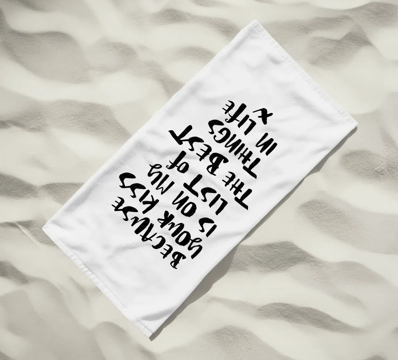 Omdat jouw kus op mijn lijst van beste dingen in het leven staat strandhanddoek van THE MOTIVATED TYPE