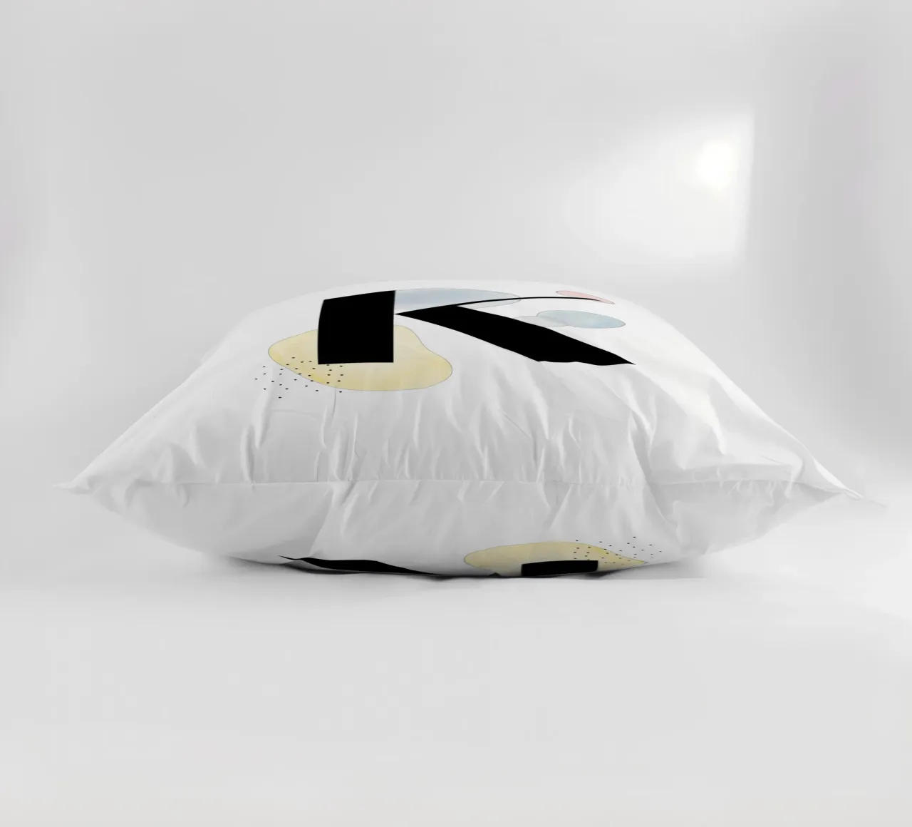 Lettera "K" - design dipinto a mano cuscino da Kate Brunch Design