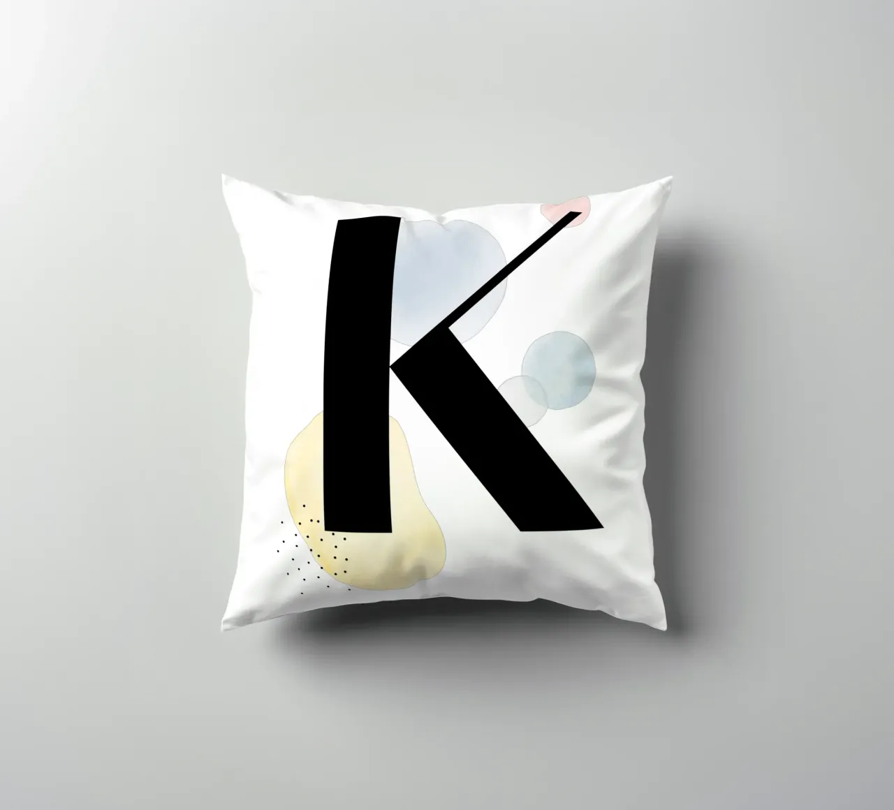 Lettera "K" - design dipinto a mano cuscino da Kate Brunch Design
