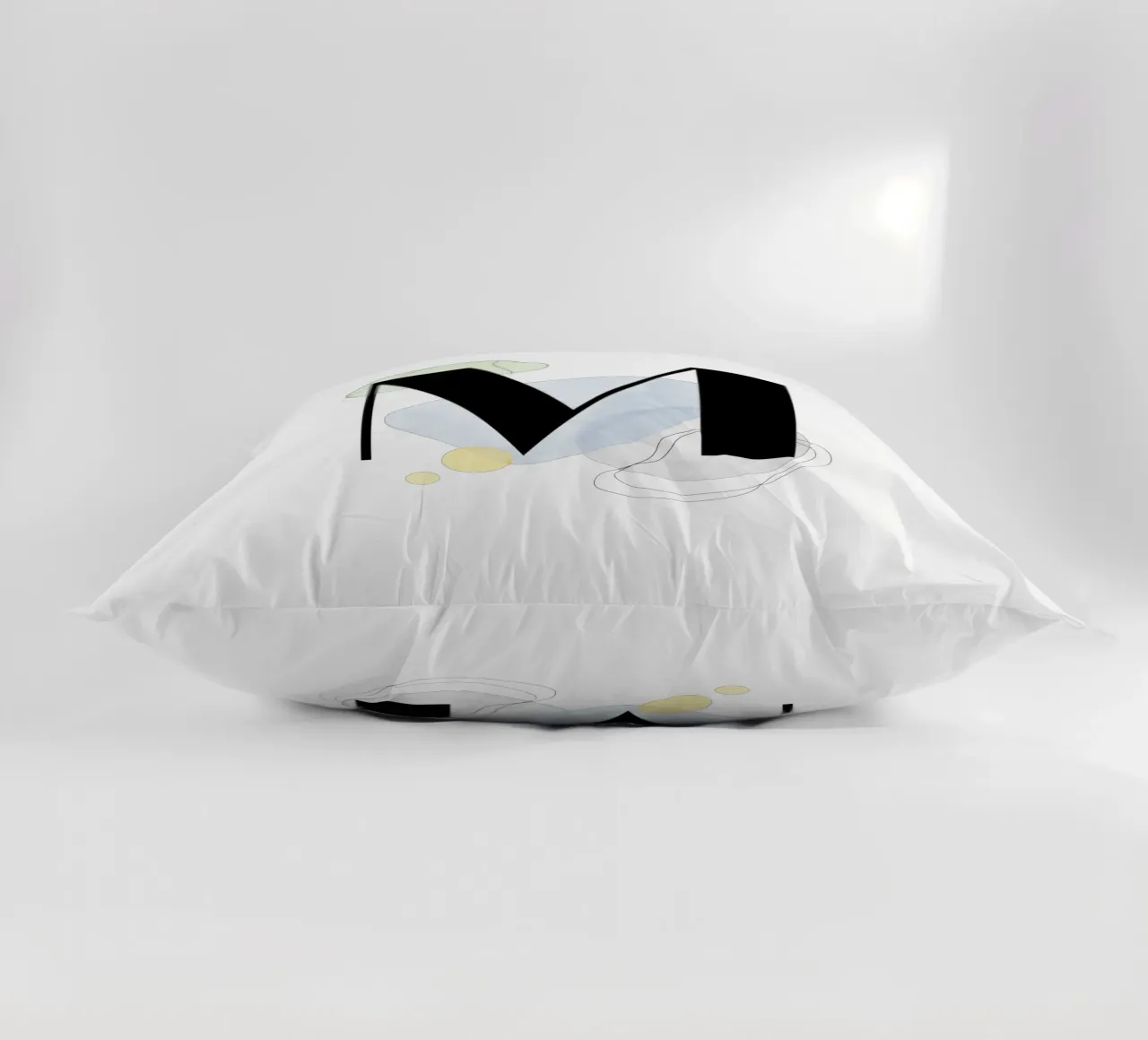 Lettera "M" - design dipinto a mano cuscino da Kate Brunch Design