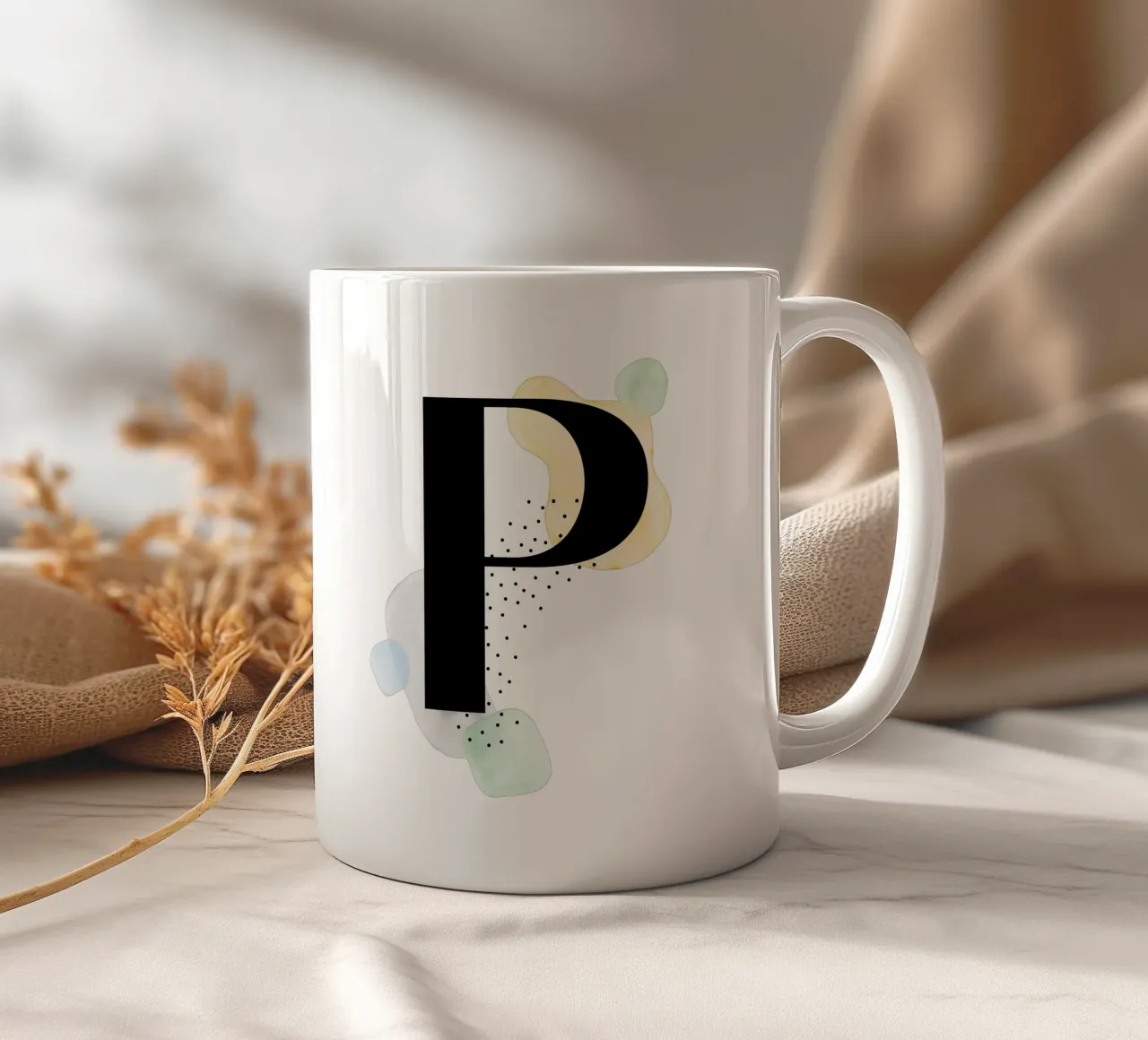 Lettera "P" - design dipinto a mano tazza in ceramica da Kate Brunch Design