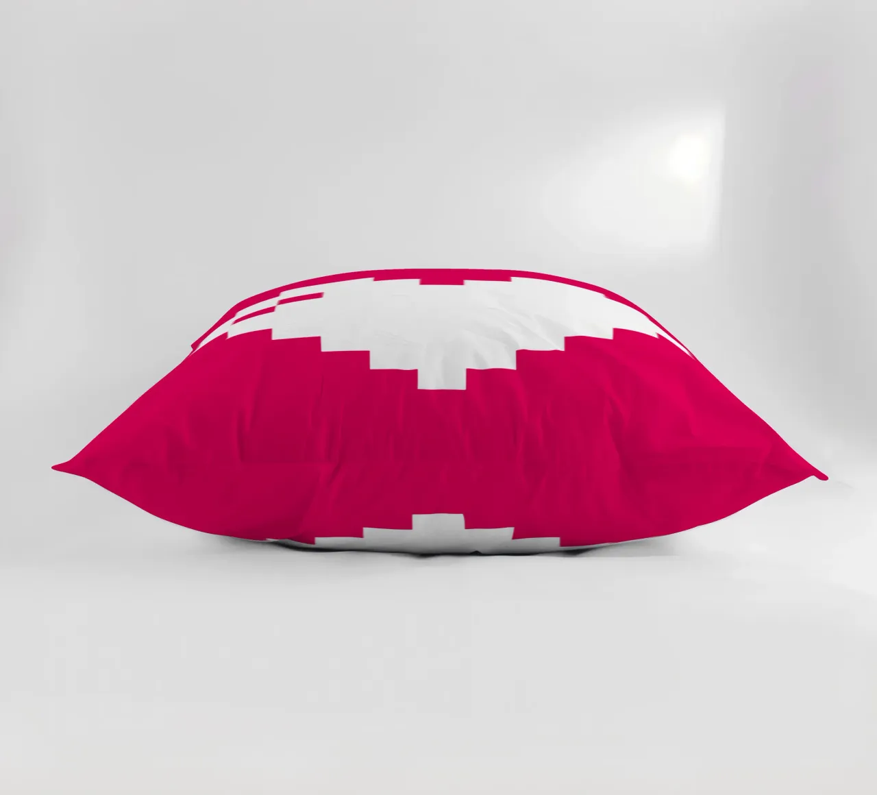 Amore digitale Cuore moderno Pixel Art Design cuscino da THE MOTIVATED TYPE