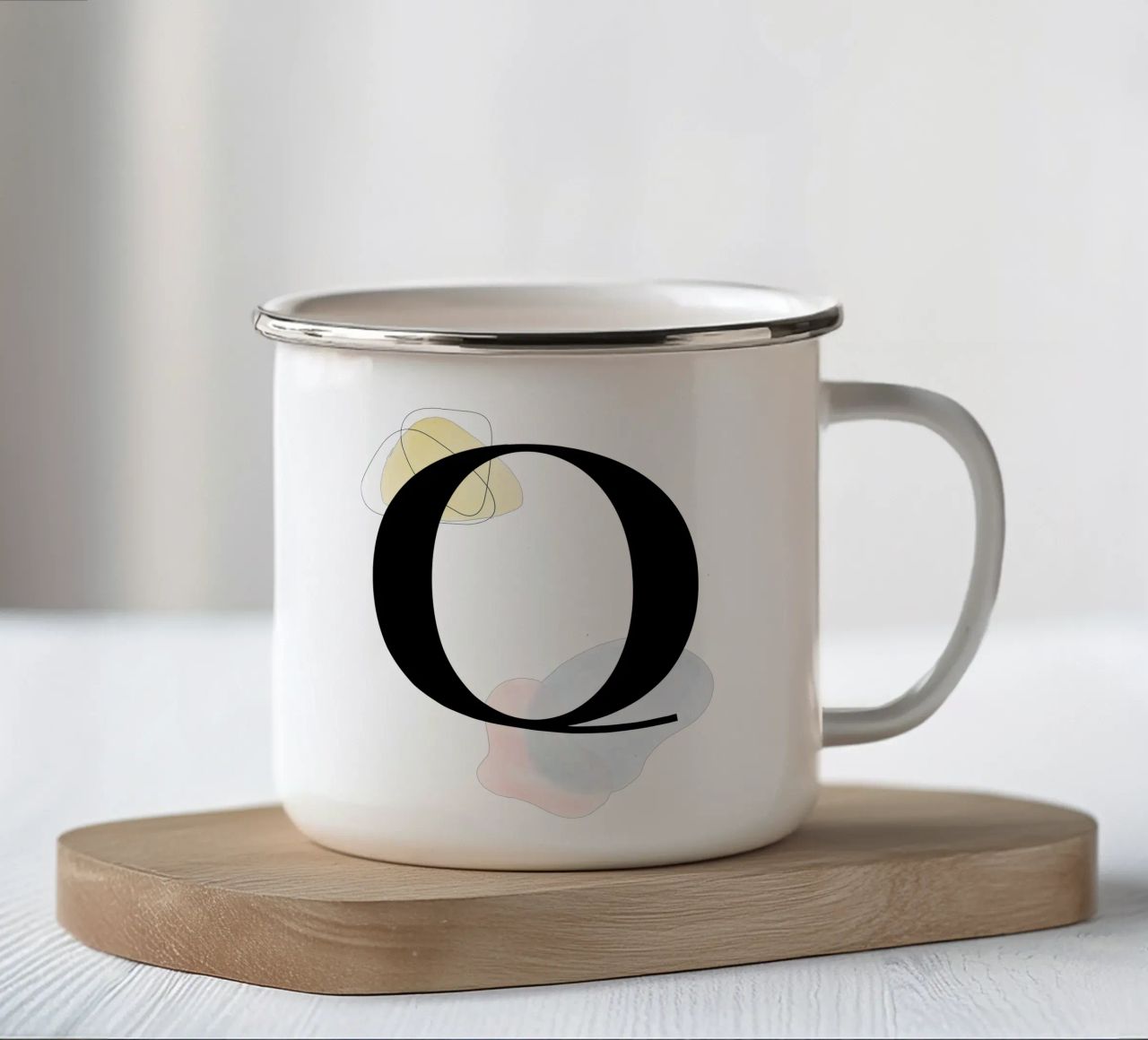 Lettera "Q" - design dipinto a mano tazza in smalto da Kate Brunch Design