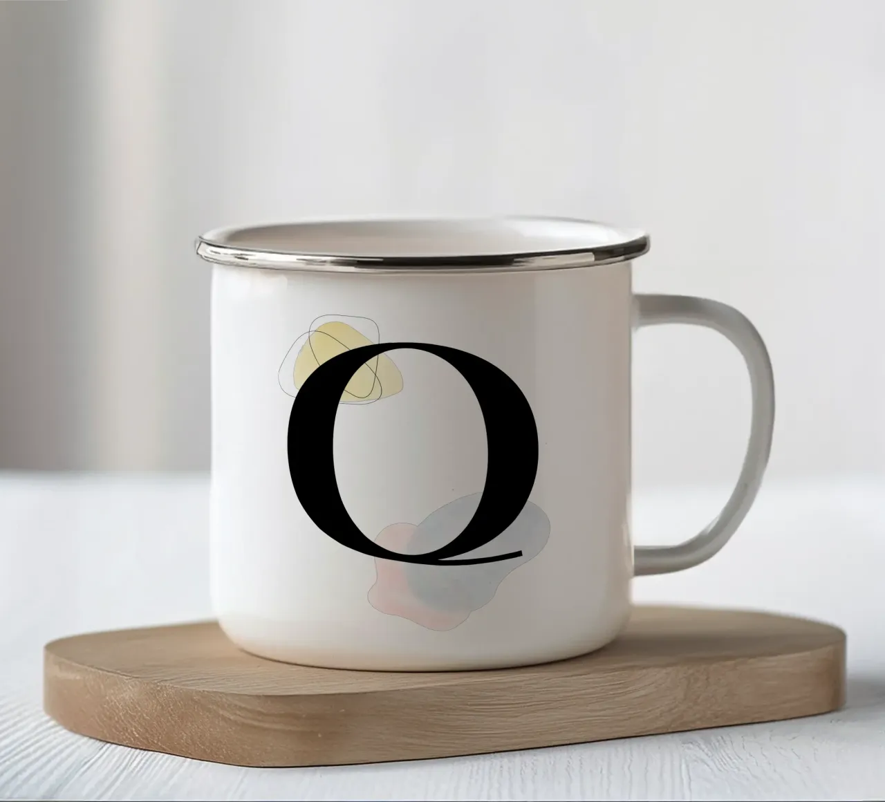 Lettera "Q" - design dipinto a mano tazza in smalto da Kate Brunch Design