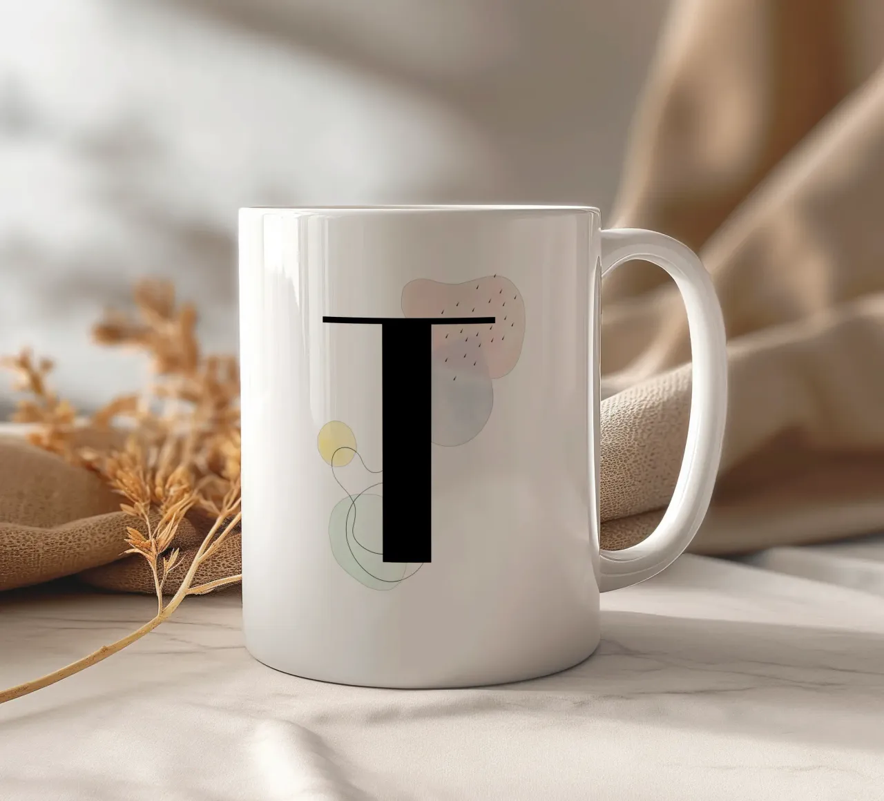Lettera "T" - design dipinto a mano tazza in ceramica da Kate Brunch Design