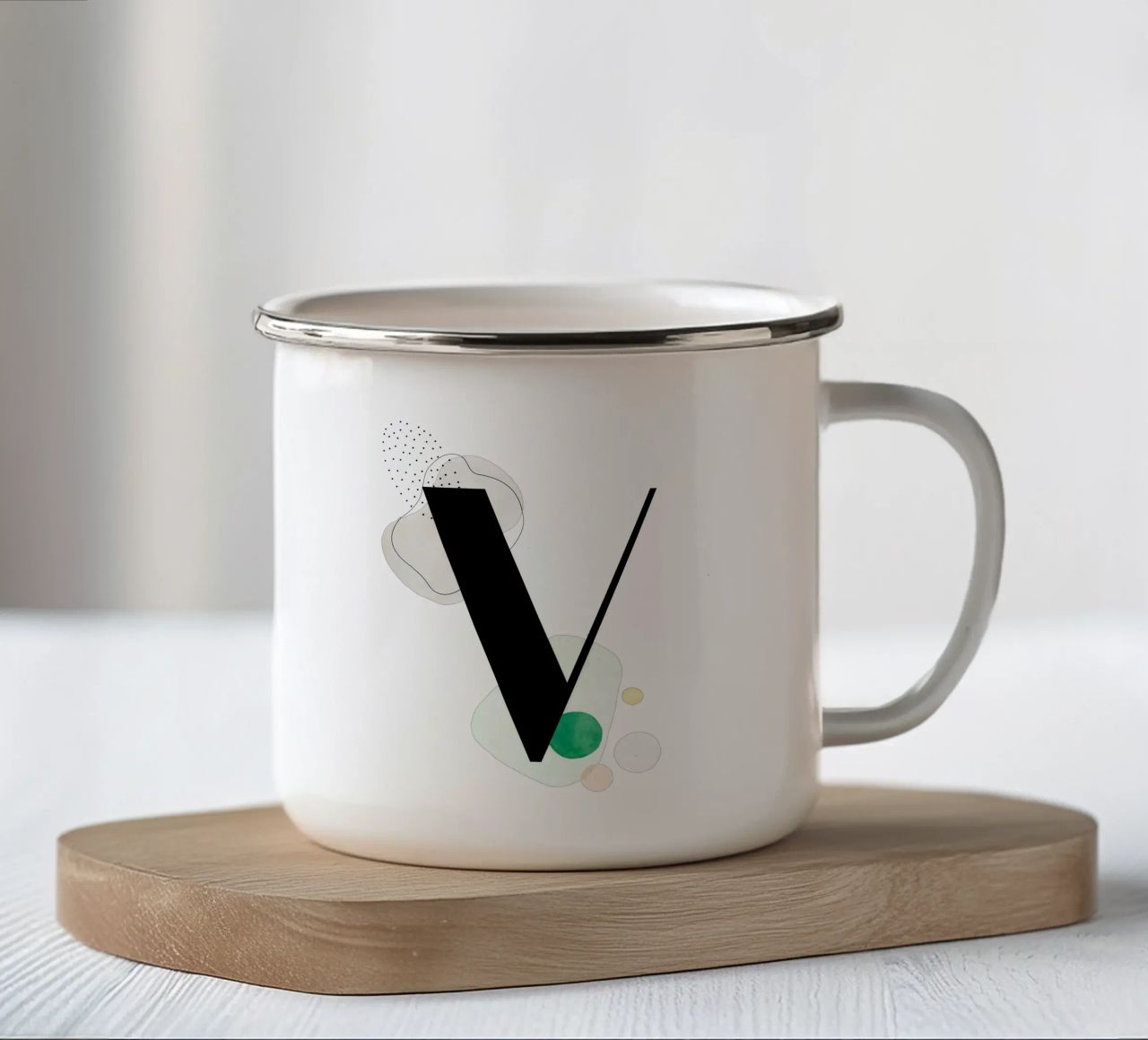 Lettera "V" - design dipinto a mano tazza in smalto da Kate Brunch Design