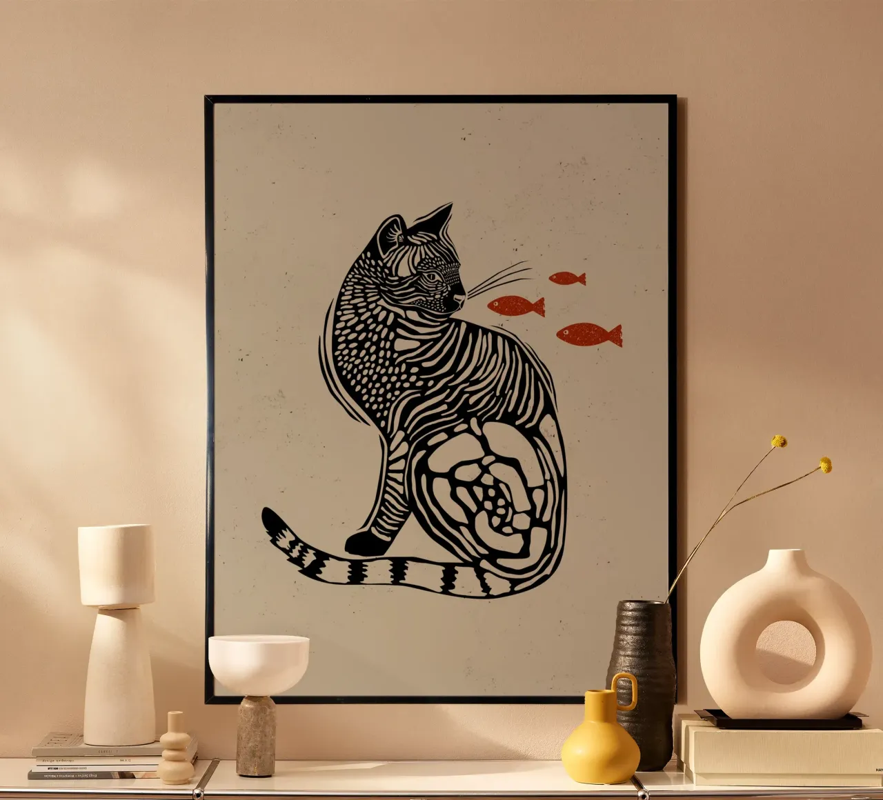 Gatto con pesce poster con telaio in alluminio da Indigo Rain