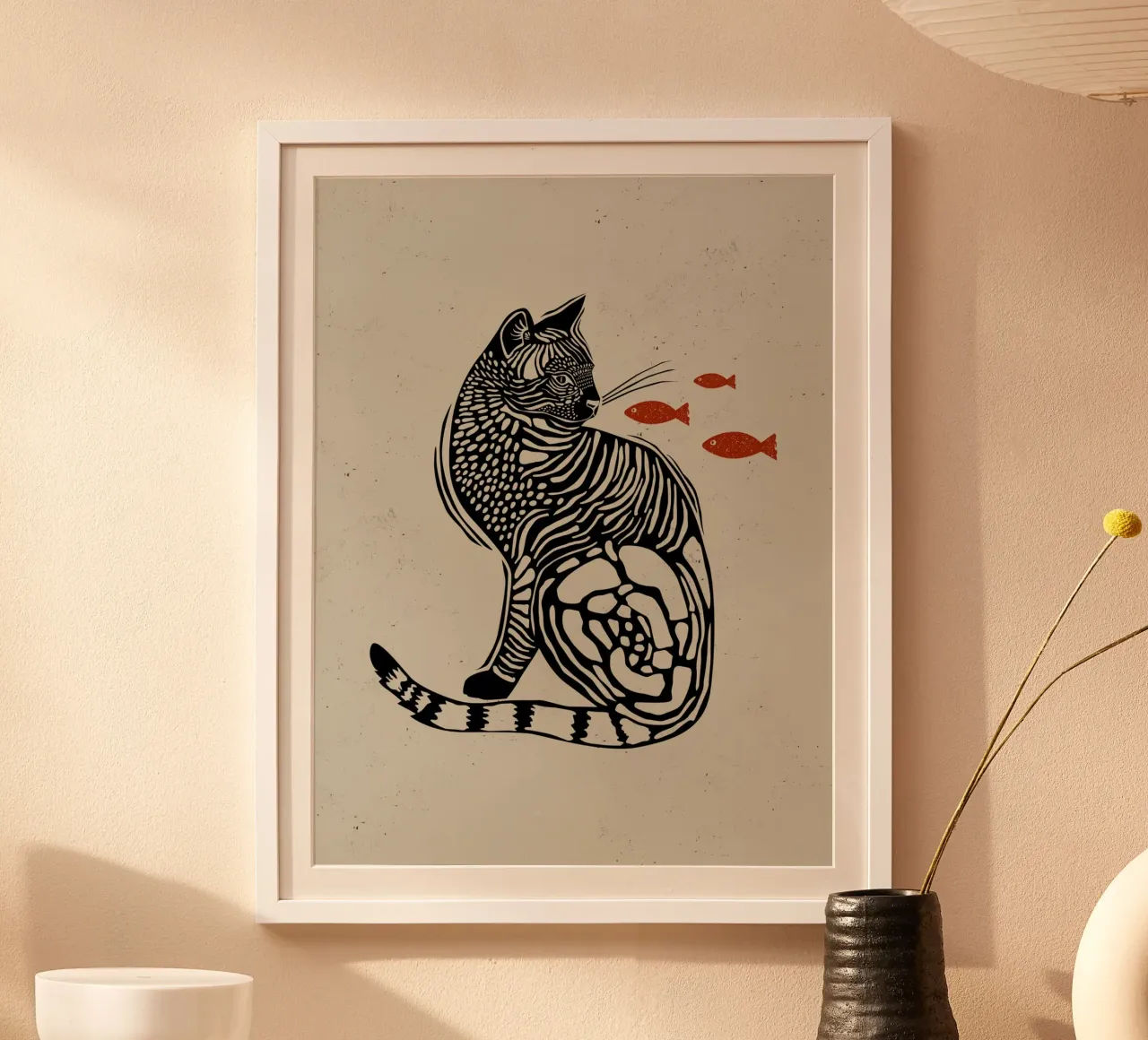 Gatto con pesce poster con telaio in alluminio da Indigo Rain