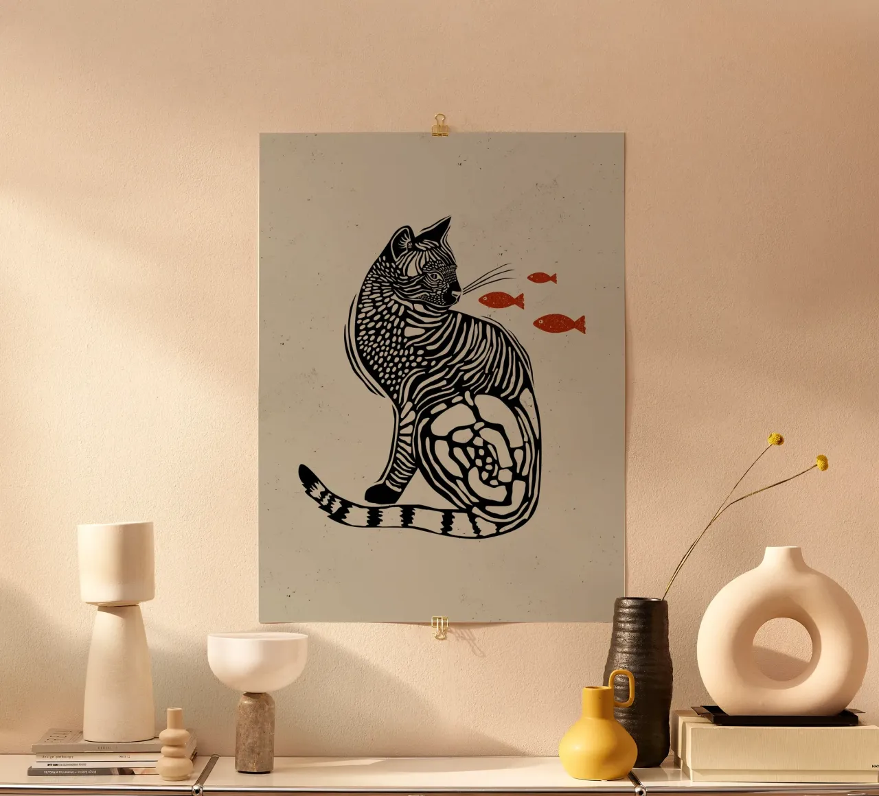 Gatto con pesce poster con telaio in alluminio da Indigo Rain