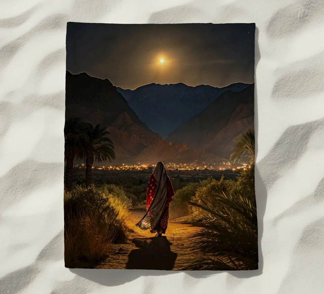 Donna berbera su un sentiero di notte telo mare da Art-Travel