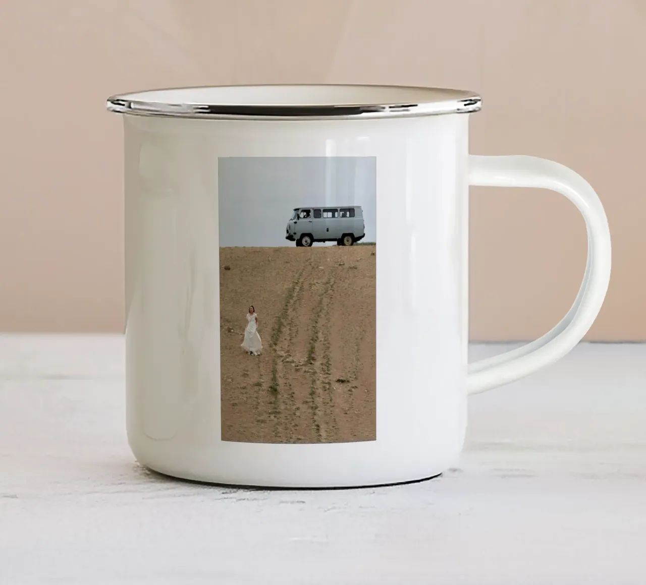 Be My Bride tazza in smalto da Jan Luzar