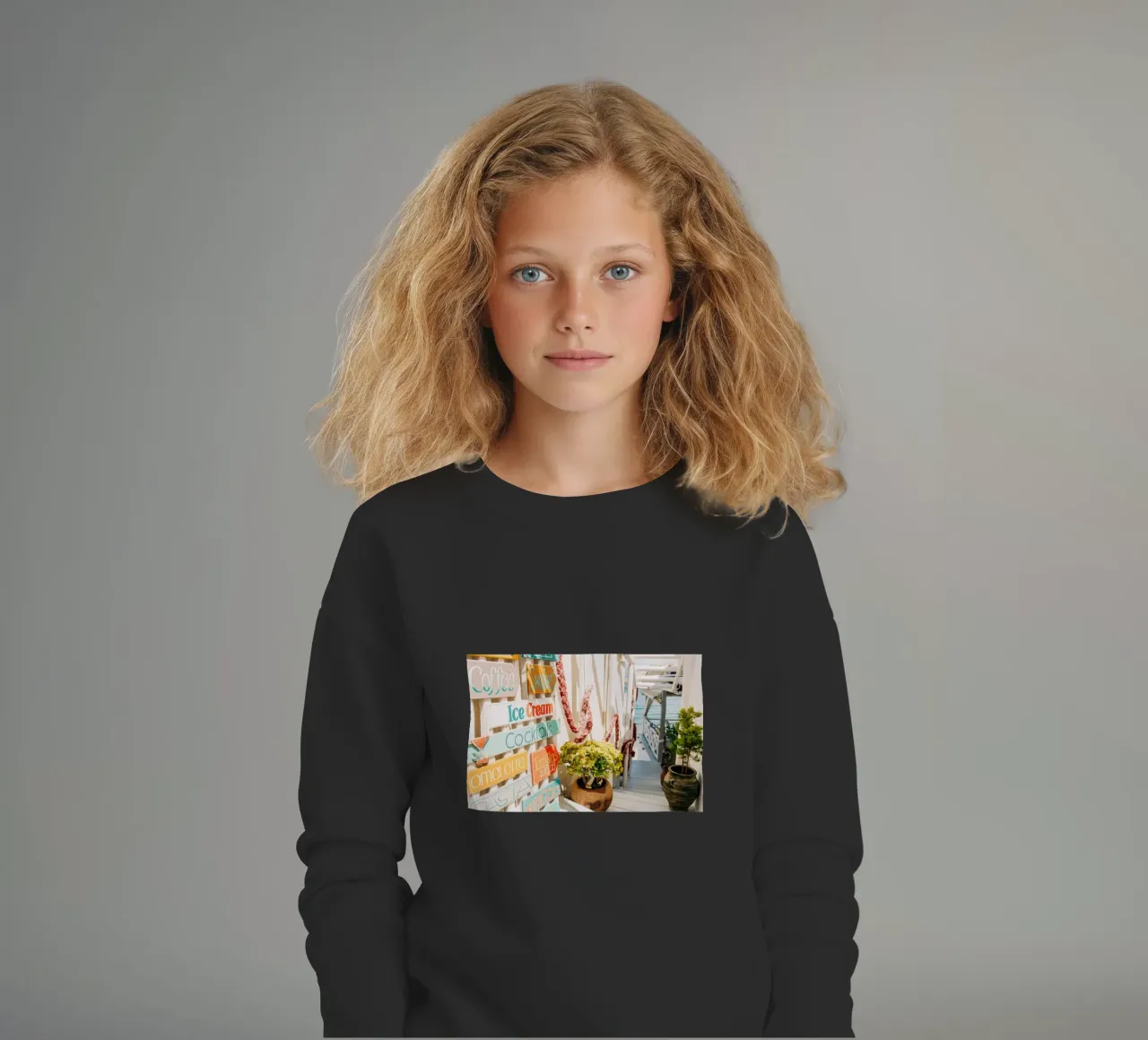 Scala per il mare con cartelli colorati - Creta, Grecia felpa bambino da Bold and Retro