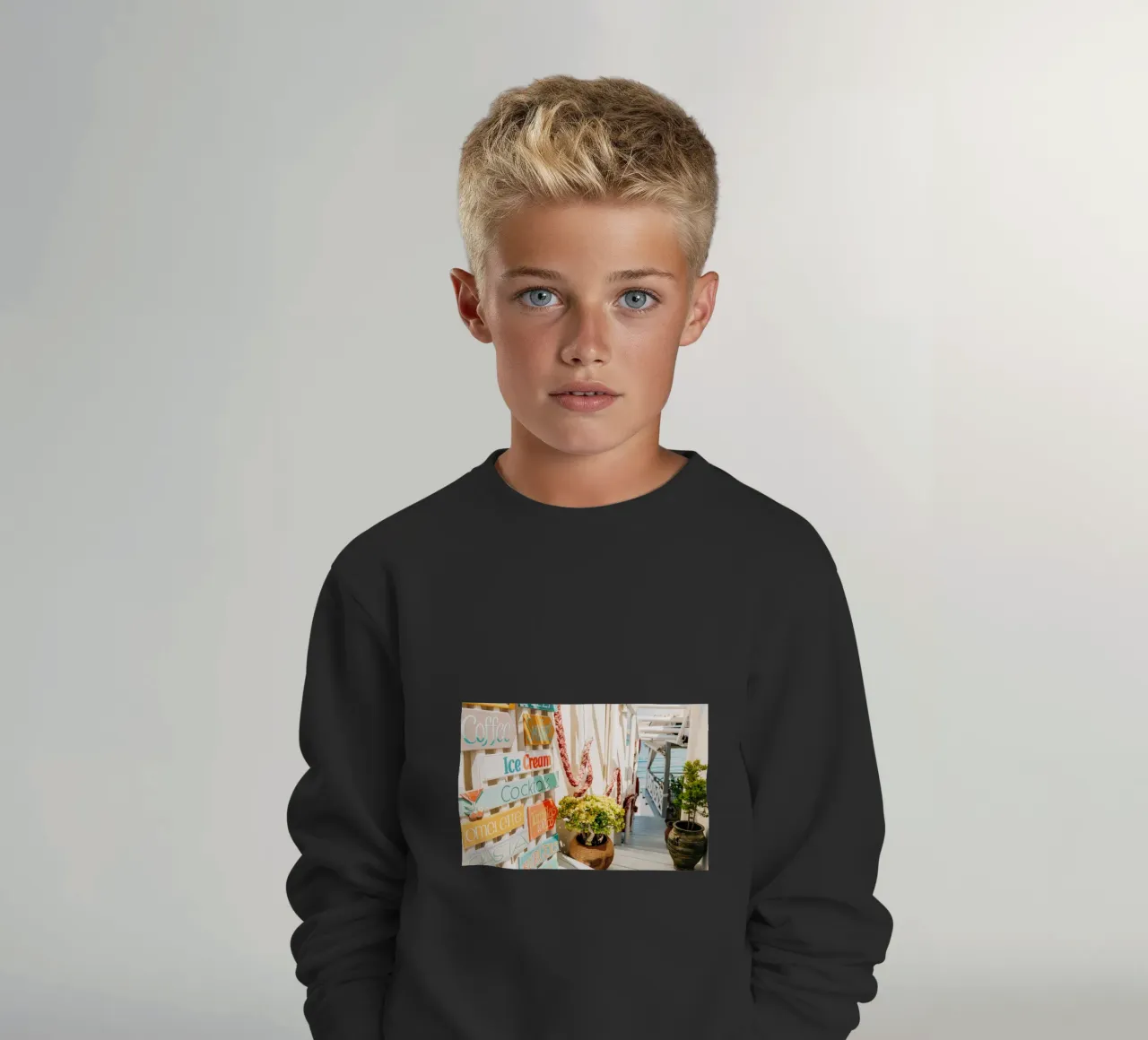 Scala per il mare con cartelli colorati - Creta, Grecia felpa bambino da Bold and Retro