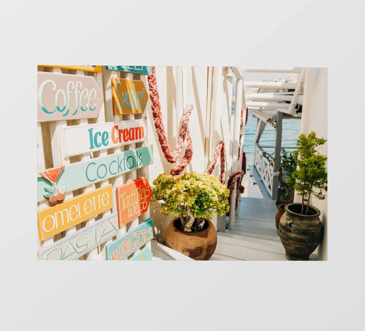 Scala per il mare con cartelli colorati - Creta, Grecia telo in pvc da Bold and Retro