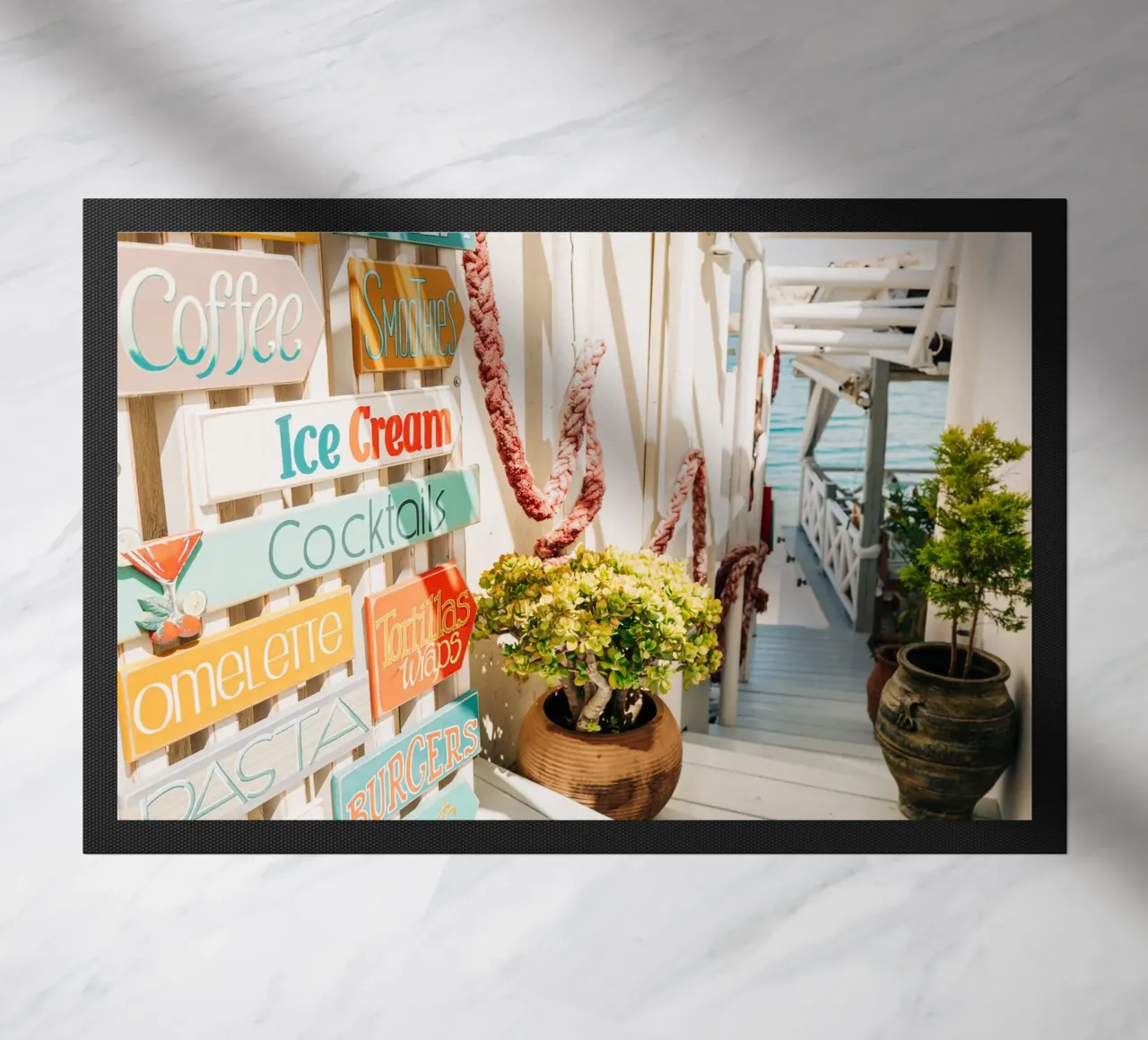 Scala per il mare con cartelli colorati - Creta, Grecia zerbino da Bold and Retro