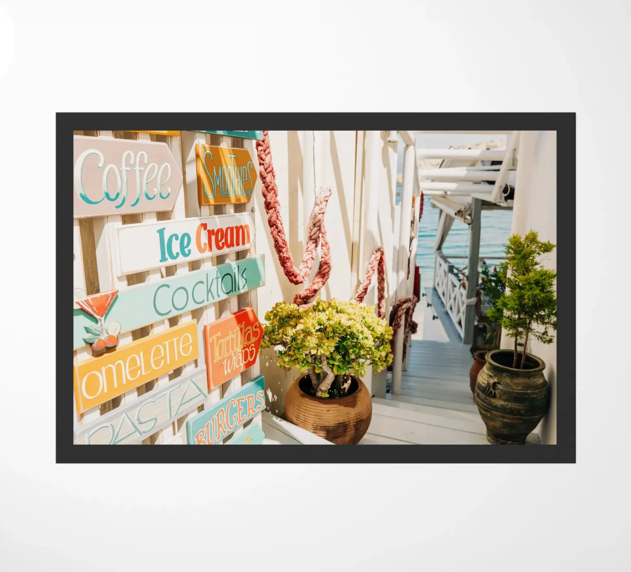 Scala per il mare con cartelli colorati - Creta, Grecia zerbino da Bold and Retro