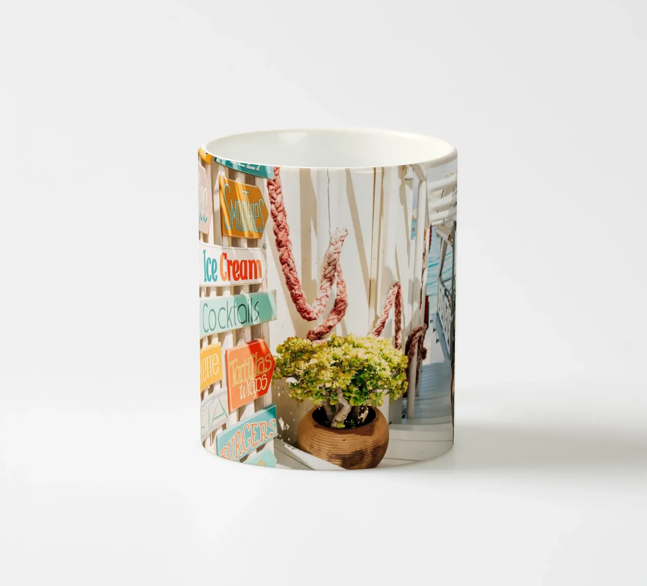 Scala per il mare con cartelli colorati - Creta, Grecia tazza in ceramica da Bold and Retro