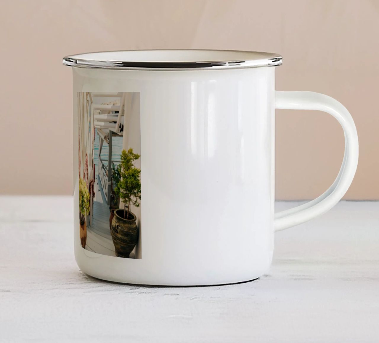 Scala per il mare con cartelli colorati - Creta, Grecia tazza in smalto da Bold and Retro