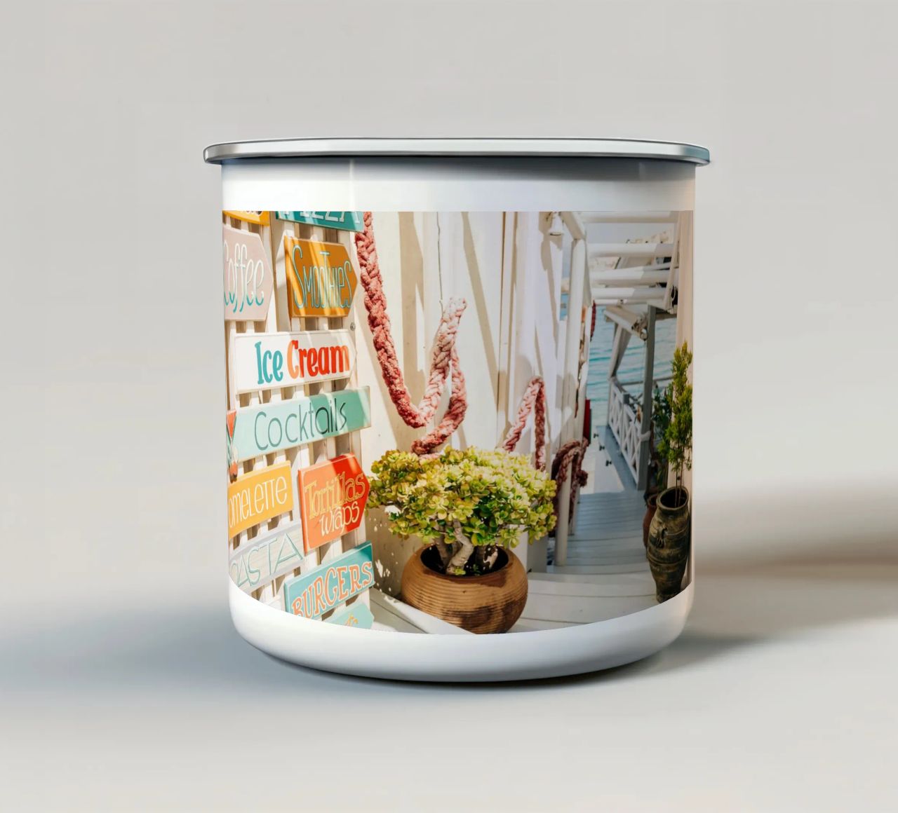 Scala per il mare con cartelli colorati - Creta, Grecia tazza in smalto da Bold and Retro