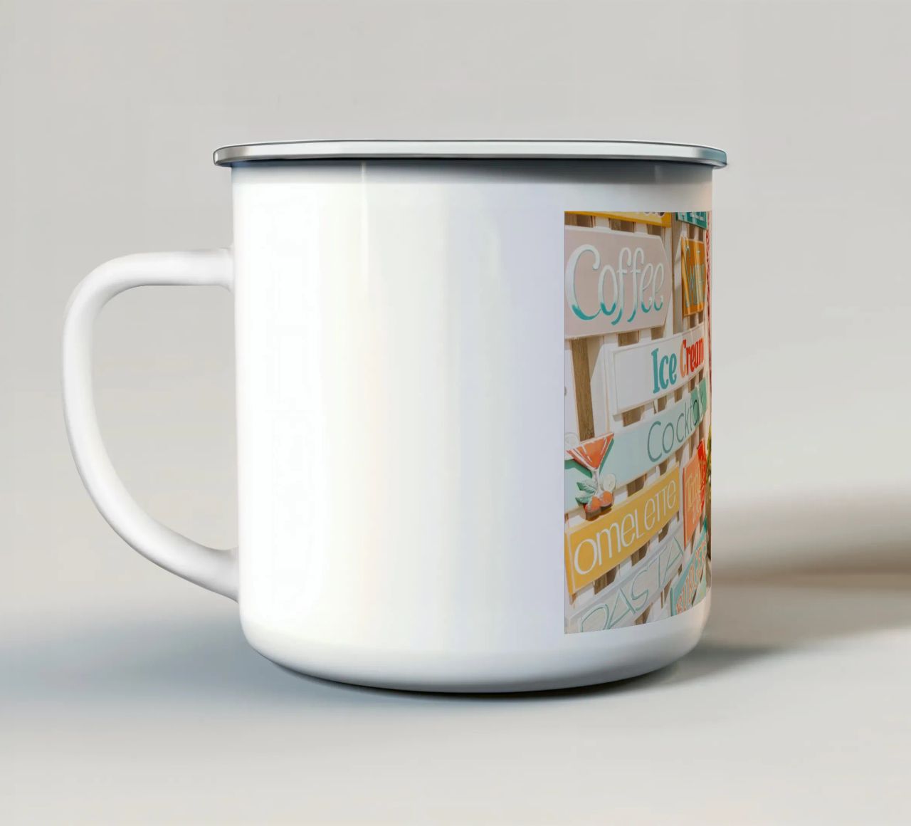 Scala per il mare con cartelli colorati - Creta, Grecia tazza in smalto da Bold and Retro