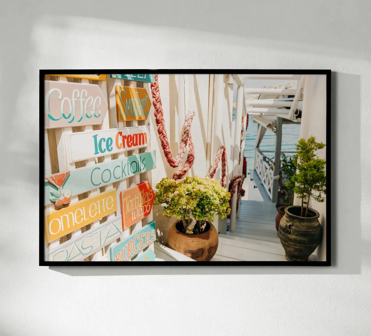 Scala per il mare con cartelli colorati - Creta, Grecia carta hahnemühle da Bold and Retro