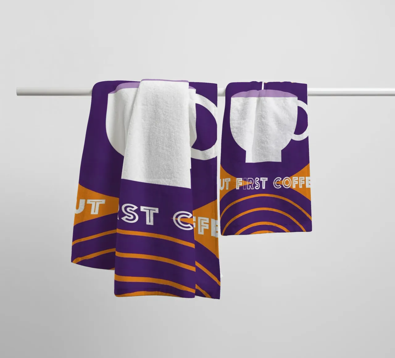 Ma prima il caffè" arte del caffè viola asciugamano da bagno da Carinaprint