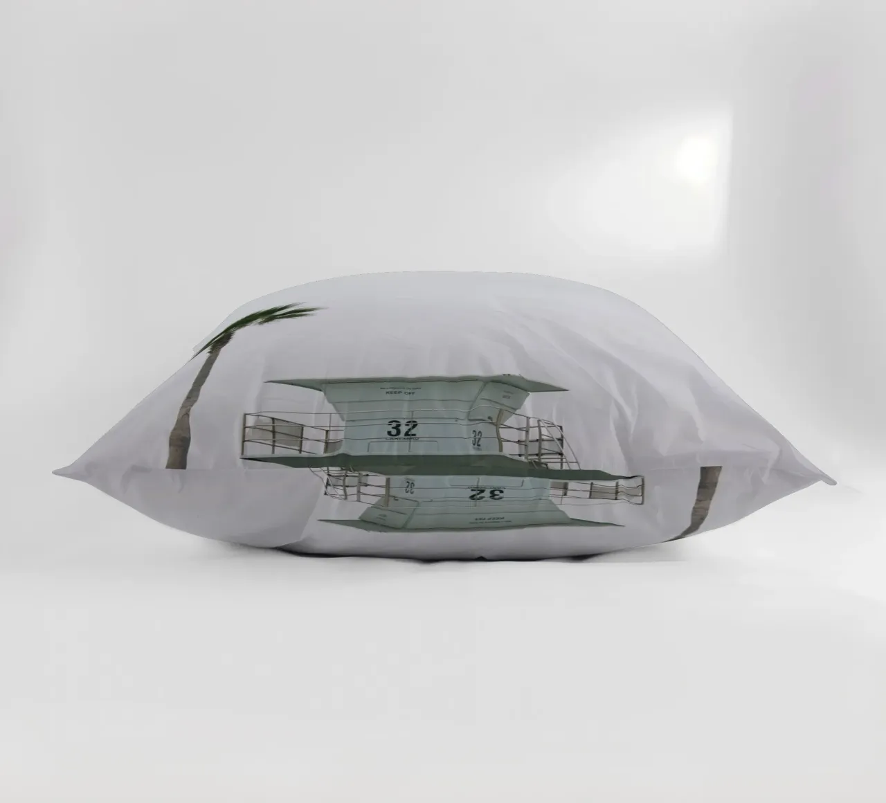 Lifeguard unter Palmen cuscino da The Wild Creative Studio