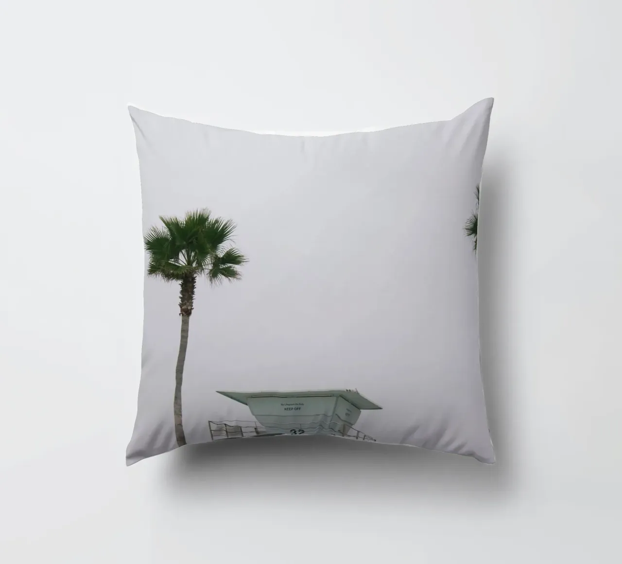 Lifeguard unter Palmen cuscino da The Wild Creative Studio