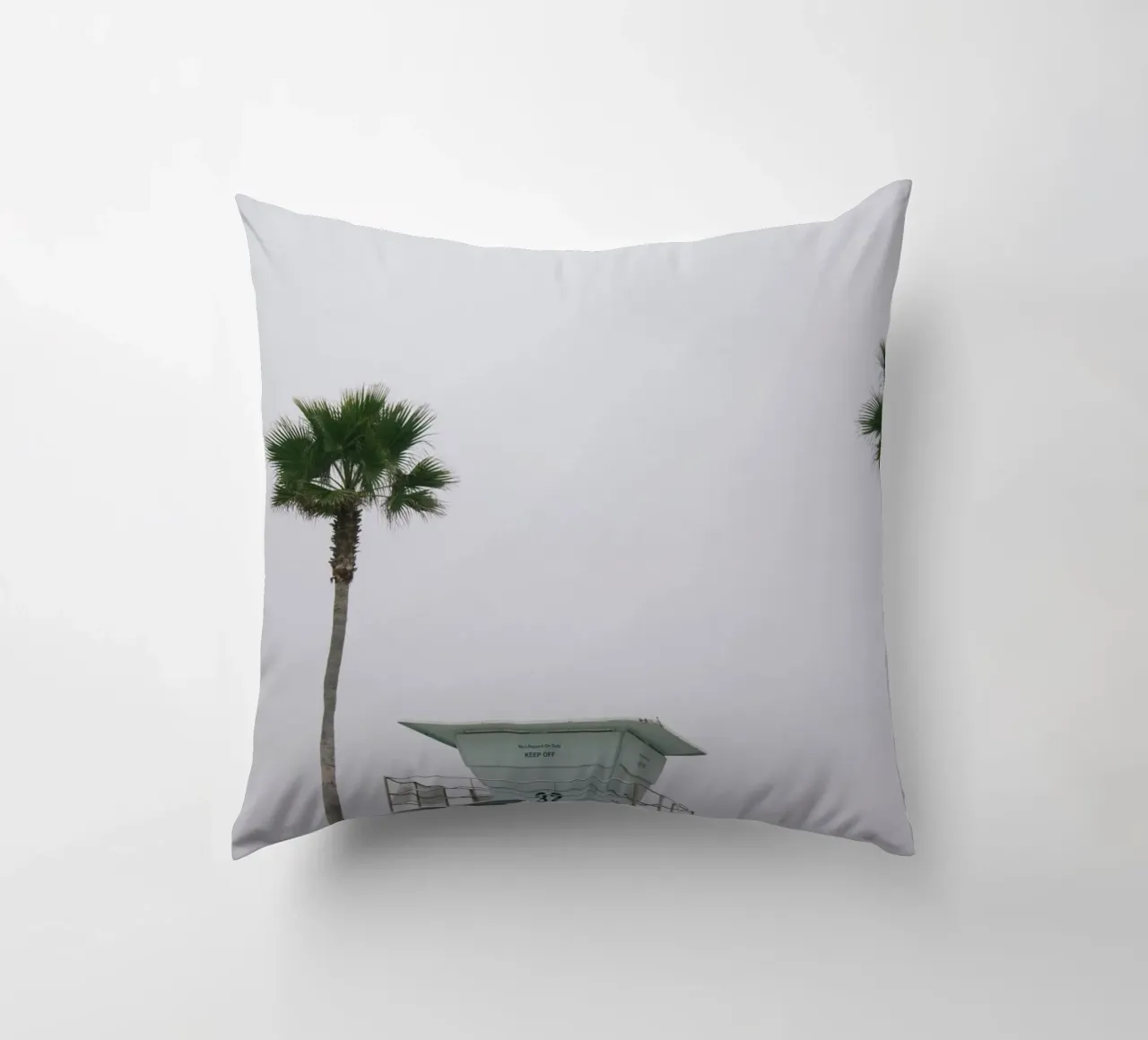 Lifeguard unter Palmen cuscino da The Wild Creative Studio