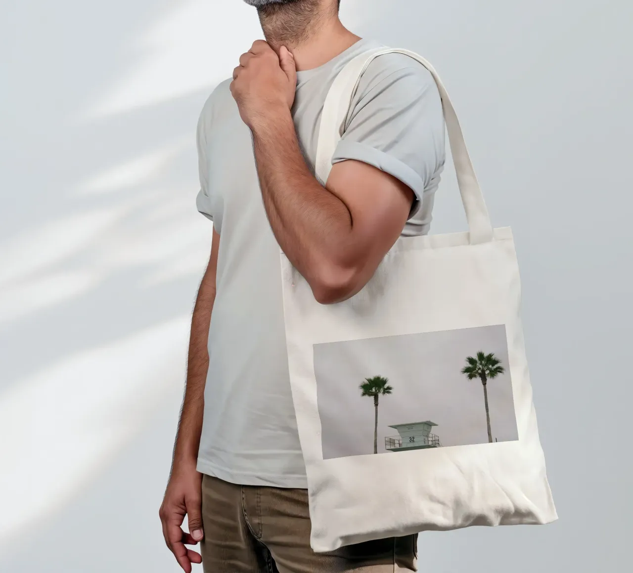 Lifeguard unter Palmen borsa in juta da The Wild Creative Studio