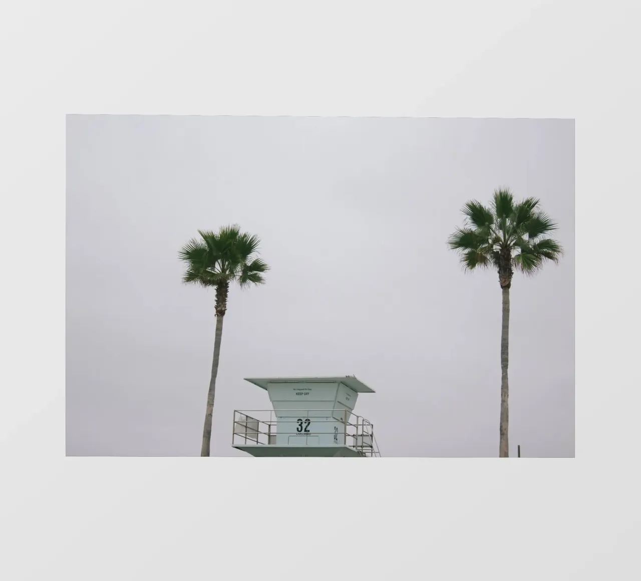 Lifeguard unter Palmen telo in pvc da The Wild Creative Studio