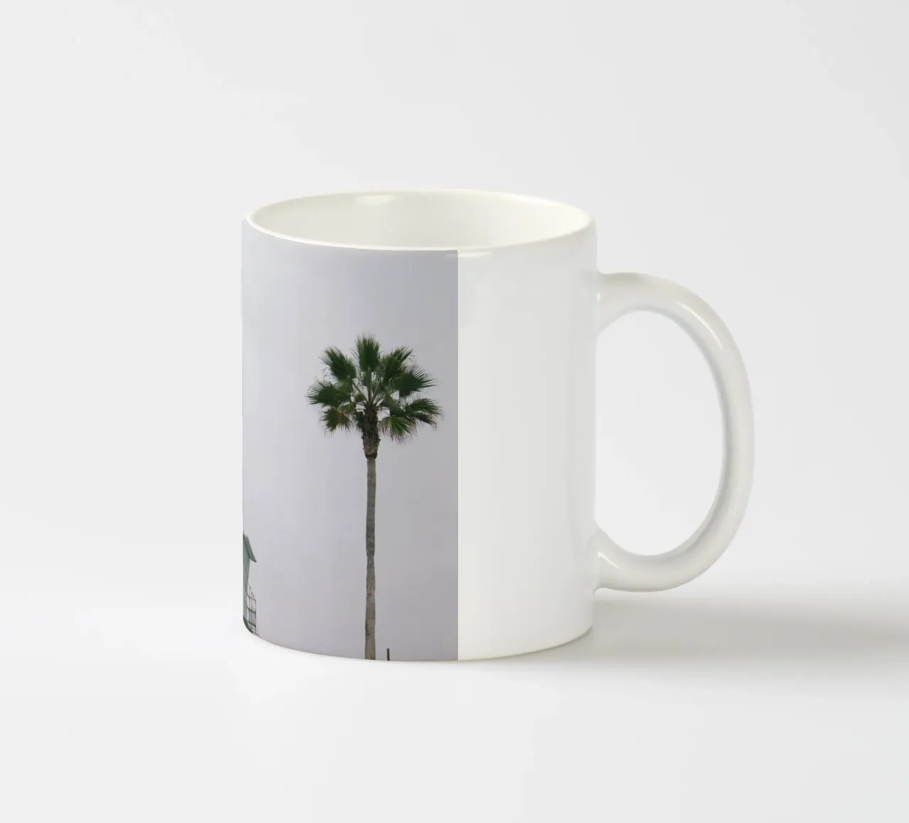 Lifeguard unter Palmen tazza in ceramica da The Wild Creative Studio