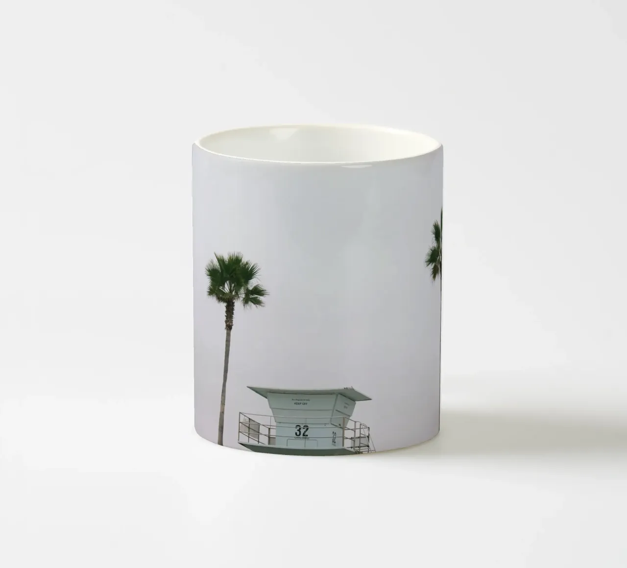 Lifeguard unter Palmen tazza in ceramica da The Wild Creative Studio