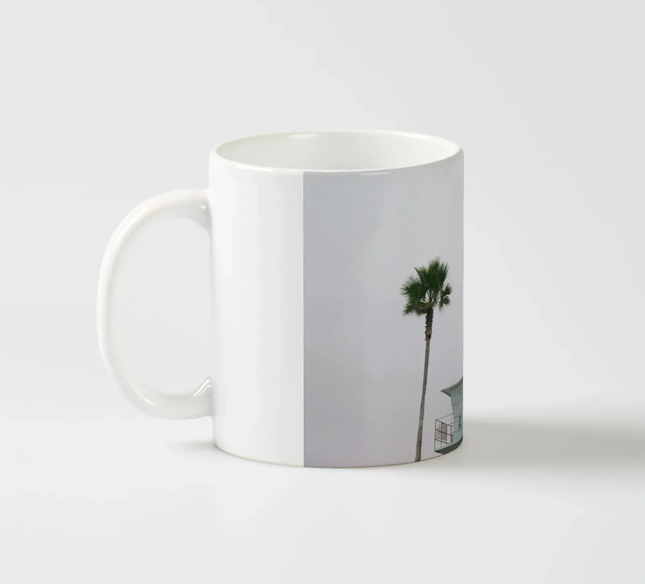 Lifeguard unter Palmen tazza in ceramica da The Wild Creative Studio