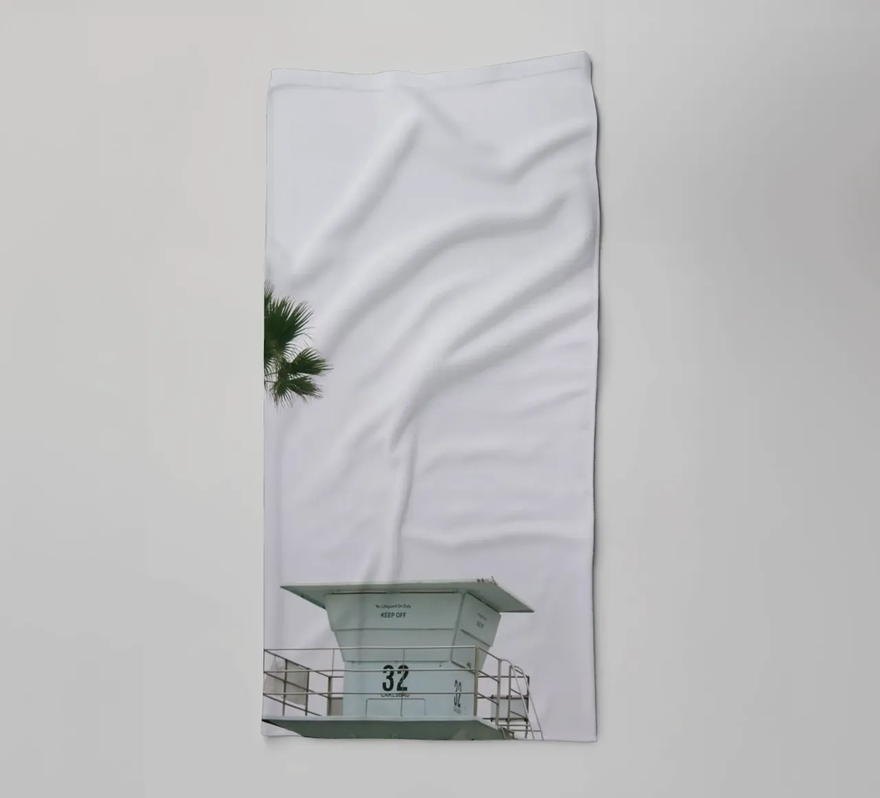 Lifeguard unter Palmen asciugamano da bagno da The Wild Creative Studio