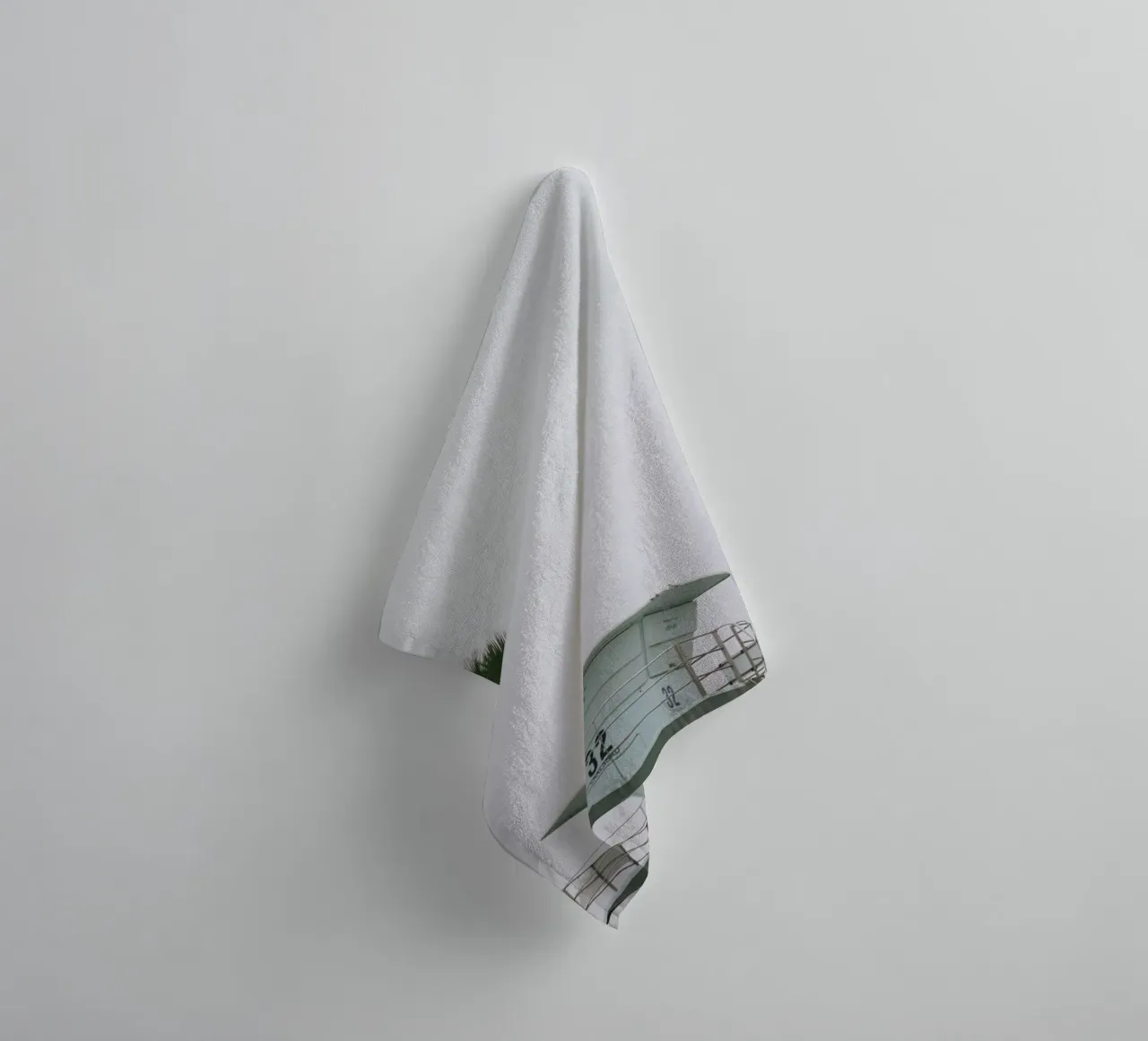 Lifeguard unter Palmen asciugamano da bagno da The Wild Creative Studio