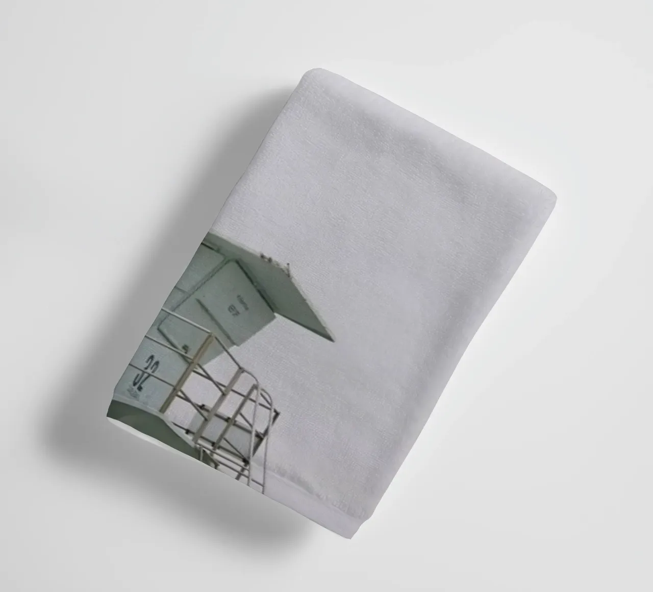 Lifeguard unter Palmen asciugamano da bagno da The Wild Creative Studio