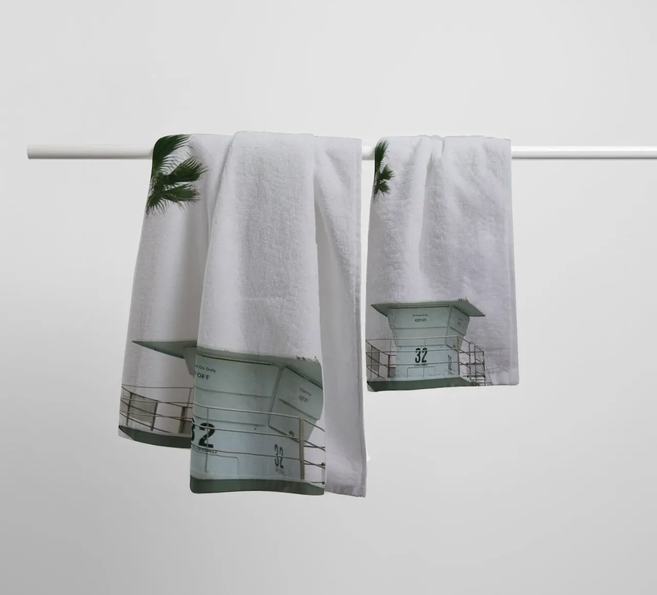 Lifeguard unter Palmen asciugamano da bagno da The Wild Creative Studio